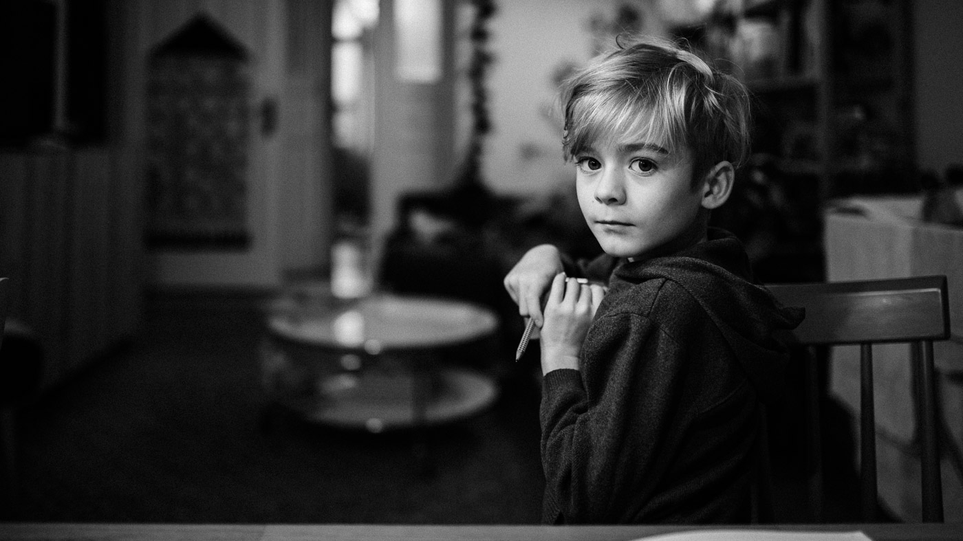 Schwarz-Weiß-Portrait eines Jungen.