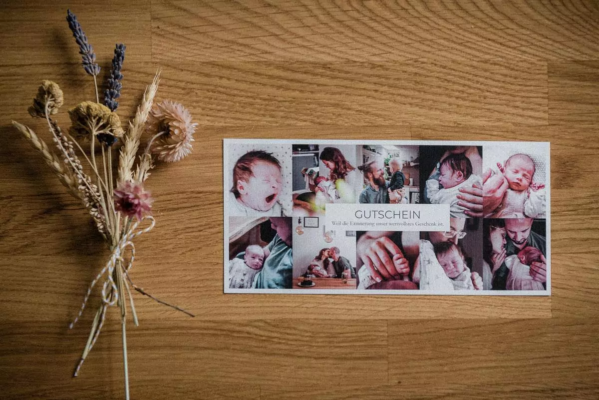 Erinnerungen lassen sich verschenken. Mit einem Gutschein für dokumentarische Familienfotos von Elisa Hiltscher in Berlin.
