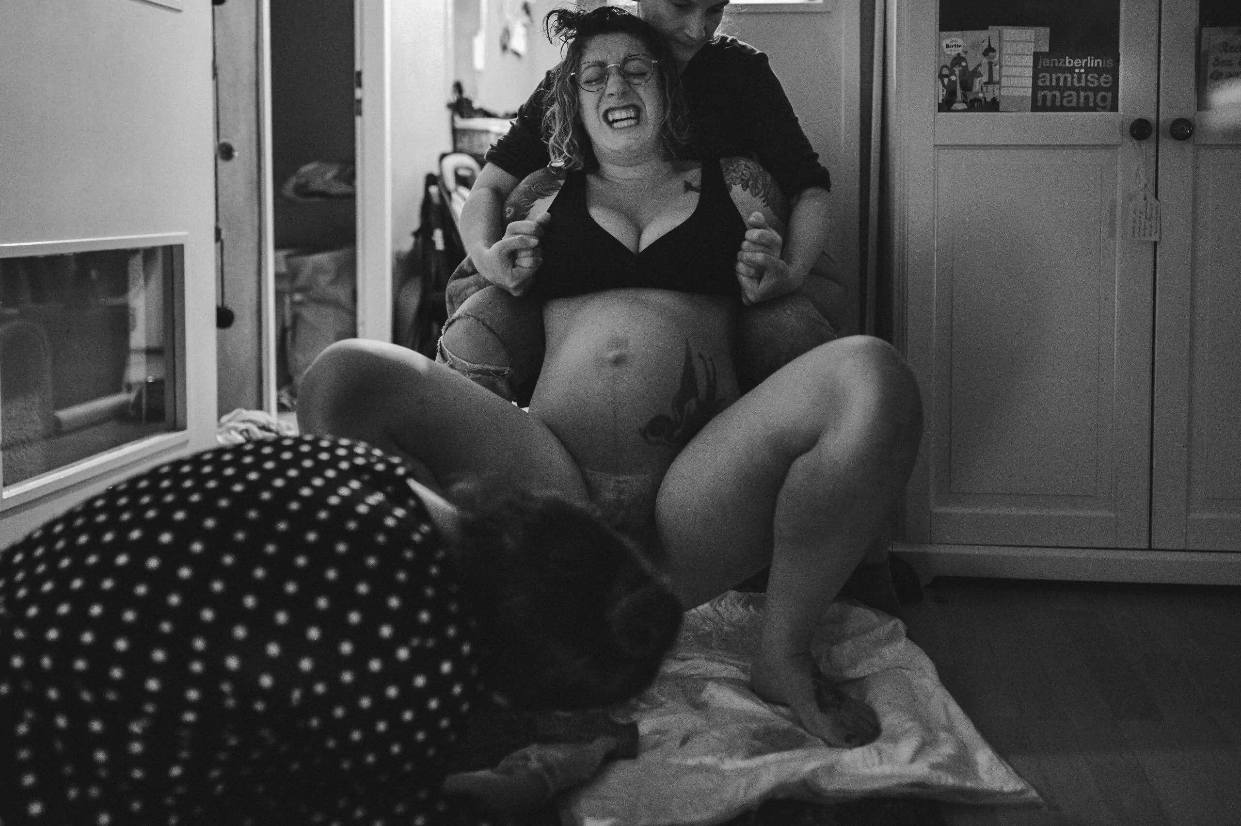 Geburtsfotografie in Schwarz-Weiß.