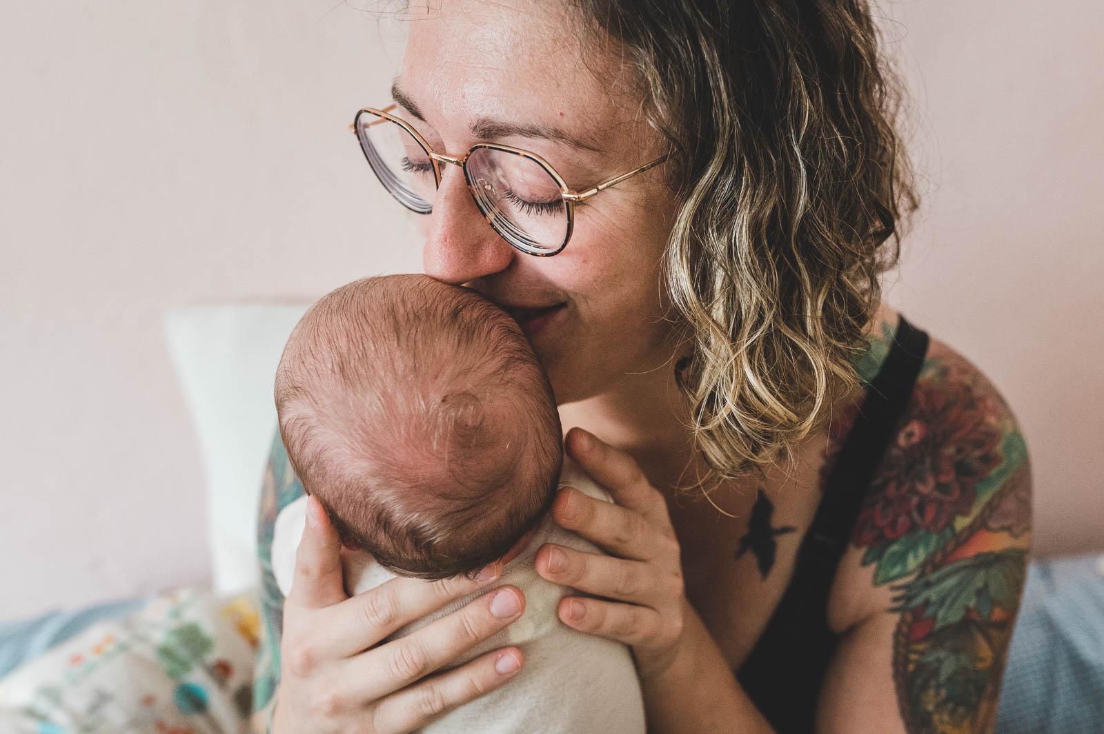 Babyfotografie einer Mutter mit ihrem Neugeborenen.