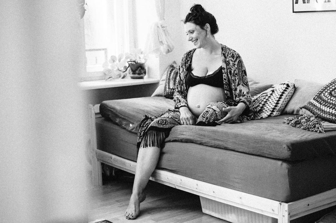 Schwarz-weißes Foto einer Schwangeren.